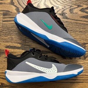 Nike(GS) Nike Omni Multi-Court 'Cool Grey Photo Blue- Kids